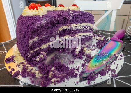 Ube Cake, ein traditioneller philippinischer Kuchen, der violett aus dem violetten Yam ist, einer der Hauptzutaten. Stockfoto