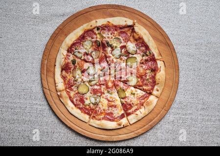 Pizza. Essen. Holzdiele. Professionelle Küche. Grauer Hintergrund Stockfoto