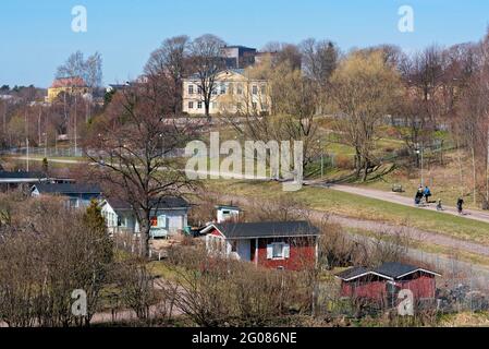 Vallila Schrebergarten in Helsinki, Finnland. Eines der Grundstücke mit seinem kleinen Häuschen aus den 1930er Jahren ist ein Museum, das im Sommer geöffnet ist Stockfoto