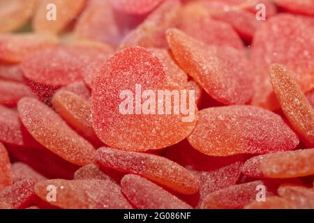 Rote herzförmige Gelee Bonbons Hintergrund Stockfoto