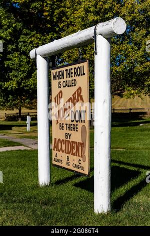 Historisches Sicherheitsschild: „Wenn die Rolle dort angerufen wird, sei nicht zufällig dort“, an der Ninemile Ranger Station, Lolo National Forest, Montana, USA Stockfoto