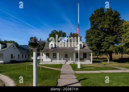 Gebäude im Cape Cod-Stil, die an eine Pferdefarm erinnern und vom CCC in der Ninemile Ranger Station, Lolo National Forest, Montana, USA, gebaut wurden Stockfoto