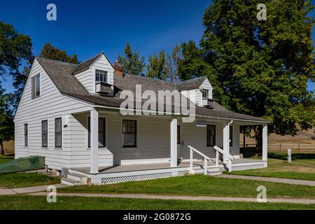 Gebäude im Cape Cod-Stil, die an eine Pferdefarm erinnern und vom CCC in der Ninemile Ranger Station, Lolo National Forest, Montana, USA, gebaut wurden Stockfoto