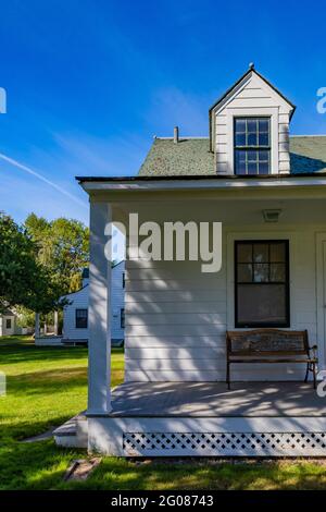 Gebäude im Cape Cod-Stil, die an eine Pferdefarm erinnern und vom CCC in der Ninemile Ranger Station, Lolo National Forest, Montana, USA, gebaut wurden Stockfoto