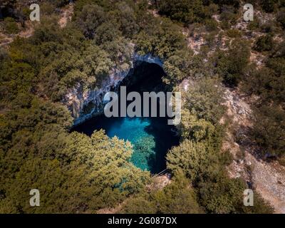 Luftaufnahme des Melissani Höhleneingangs Stockfoto