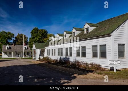 Gebäude im Cape Cod-Stil, die an eine Pferdefarm erinnern und vom CCC in der Ninemile Ranger Station, Lolo National Forest, Montana, USA, gebaut wurden Stockfoto