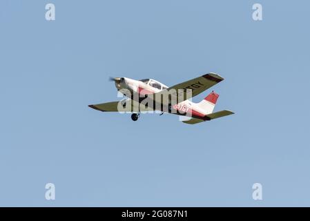 Piper PA-28 Cherokee Warrior II Leichtflugzeug, das am blauen Himmel auf dem Stapleford Aerodrome, Essex, Großbritannien, fliegt. Pilotenausbildung durch Stapleford Flying Club Stockfoto