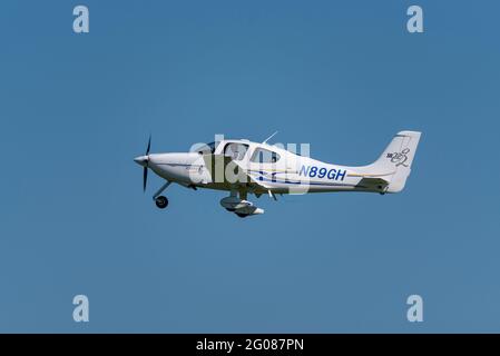 Cirrus SR22-Leichtflugzeug N89GH fliegt am blauen Himmel auf dem Stapleford Aerodrome, Essex, Großbritannien. Klettern nach dem Start. US-amerikanisches Flugzeug Stockfoto