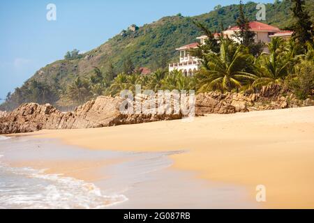 Schöne Ferienvilla mit Palmen am Strand Stockfoto