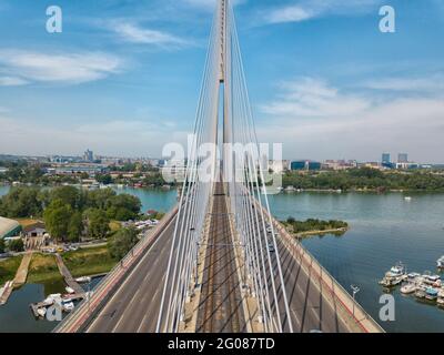 Neueste 'Most na Adi' - buchstäblich Brücke über Ada / Flussinsel in Belgrad, Serbien; Brücke verbindet das europäische Festland mit dem Balkan über den Fluss Stockfoto