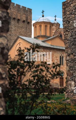 Kloster Manasija und die umliegenden Mauern Stockfoto