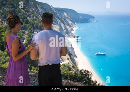 Junges Paar, das den berühmten Strand von Egremni in Lefkada aus einer Perspektive betrachtet Stockfoto