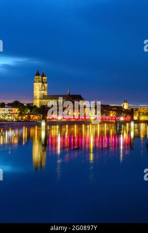 Magdeburg, Deutschland. Juni 2021. Über die Gebäude der Landeshauptstadt Sachsen-Anhalt, die sich in der Elbe spiegeln, fällt Nacht. Der Staat wählt am 6. Juni 2021 ein neues parlament. Quelle: Klaus-Dietmar Gabbert/dpa-Zentralbild/dpa/Alamy Live News Stockfoto