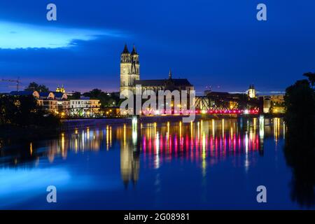 Magdeburg, Deutschland. Juni 2021. Über die Gebäude der Landeshauptstadt Sachsen-Anhalt, die sich in der Elbe spiegeln, fällt Nacht. Der Staat wählt am 6. Juni 2021 ein neues parlament. Quelle: Klaus-Dietmar Gabbert/dpa-Zentralbild/dpa/Alamy Live News Stockfoto