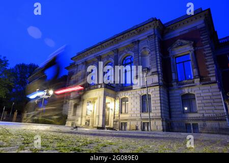 Magdeburg, Deutschland. Juni 2021. Die Staatskanzlei Sachsen-Anhalt während der "Blauen Stunde". Die Landtagswahlen sind für den 06. Juni 2021 geplant. Quelle: Klaus-Dietmar Gabbert/dpa-Zentralbild/dpa/Alamy Live News Stockfoto