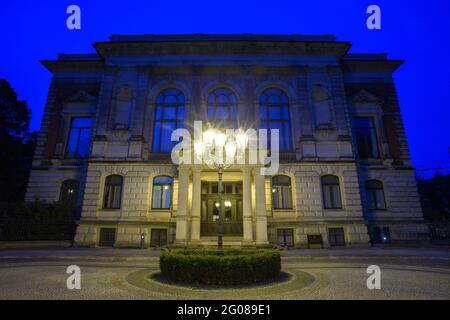 Magdeburg, Deutschland. Juni 2021. Die Staatskanzlei Sachsen-Anhalt während der "Blauen Stunde". Die Landtagswahlen sind für den 06. Juni 2021 geplant. Quelle: Klaus-Dietmar Gabbert/dpa-Zentralbild/dpa/Alamy Live News Stockfoto