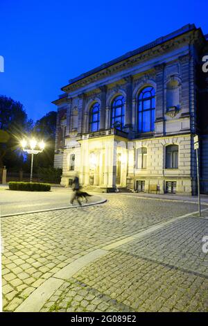 Magdeburg, Deutschland. Juni 2021. Die Staatskanzlei Sachsen-Anhalt während der "Blauen Stunde". Die Landtagswahlen sind für den 06. Juni 2021 geplant. Quelle: Klaus-Dietmar Gabbert/dpa-Zentralbild/dpa/Alamy Live News Stockfoto