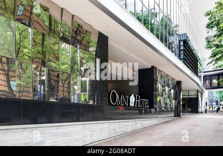 CHARLOTTE, NC, USA-30 MAY 2021: Perspektivische Ansicht von Omni Hotel Schild und Logo. Stockfoto