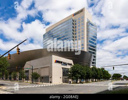CHARLOTTE, NC, USA-30 MAY 2021: NASCAR Plaza, Office Tower und Nascar Hall of Fame, mit blauem Himmel und Cumulus-Wolken. Stockfoto