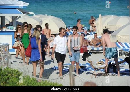 MIAMI BEACH, FL - 2013: Lance Bass und Michael Turchin wurden Samstag Nacht heiratete im legendären Park Plaza Hotel in Los Angeles, in dem 300 Gäste versammelt. Jamie-Lynn Sigler amtierte mit JoAnna Garcia Swisher; die zwei Schauspielerinnen, Freunde des Paares, wurde das Universelle Leben Minister für die Veranstaltung. Herr Bass, 35, der Sänger, Schauspieler, Produzent und Autor, ist ein ehemaliges Mitglied der Band 'N Sync. Personen: Lance Bass Michael Turchin Stockfoto