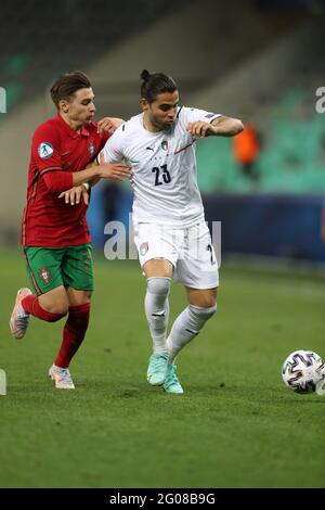 Ljubljana, Slowenien, 31. Mai 2021. Francisco Conceicao aus Portugal tünchelt mit Riccardo Sottil aus Italien während des Spiels der UEFA U21 Championships 2021 im Stadion Stoczicw, Ljubljana. Bildnachweis sollte lauten: Jonathan Moscrop / Sportimage Stockfoto