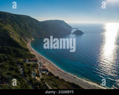 Panoramablick auf den Strand von Petani, Kefalonia Stockfoto