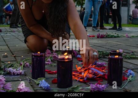 Medellin, Antioquia, Kolumbien. Mai 2021. Gruppen von Feministinnen nehmen an einer Vigil für das Leben der Demonstranten während der regierungsfeindlichen Proteste Teil, die im ersten Monat der Proteste gegen die Regierung von Präsident Ivan Duque und die Brutalität der Polizei am 31. Mai 2021 in Medellin, Kolumbien, mindestens 70 Tote hinterlassen haben. Quelle: Miyer Juana/LongVisual/ZUMA Wire/Alamy Live News Stockfoto