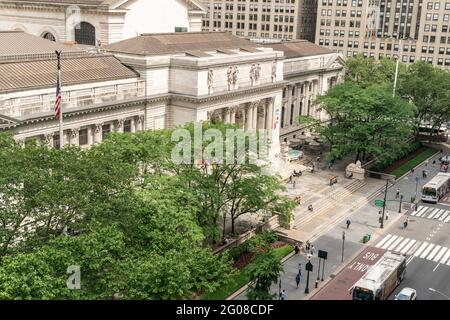 Ansicht des NYPL Stephen Schwarzman Building vom Dach der neu gestalteten Stavros Niarchos Foundation Library in New York am 1. Juni 2021. Nach Verzögerung wegen COVID-19 wurden die Hauptniederlassungen der NYPL nach mehr als 200 Millionen Renovierungsarbeiten offiziell eröffnet. Die neue Bibliothek hat jetzt Platz für Kinder und Jugendliche sowie eine verbesserte Etage für die Ausbildung und Arbeit in den Bereichen Wirtschaft und Technologie. Das Gebäude bietet jetzt Annehmlichkeiten auf dem Dach, einschließlich Veranstaltungsflächen und Außenflächen mit kleinem Garten. (Foto von Lev Radin/Sipa USA) Stockfoto