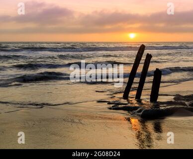 Sonnenuntergang über verfallenen alten Pier-Pfeilern am Fort Funston Beach. San Francisco, Kalifornien, USA. Stockfoto