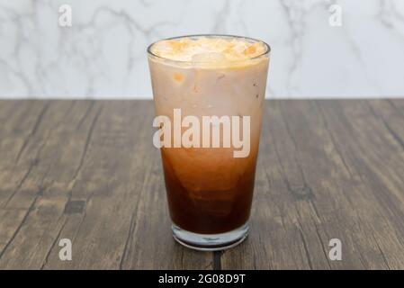 Alle Schichten des eisgekühlten Thai-Tees dienten als kaltes Getränk in einem hohen Glas. Stockfoto