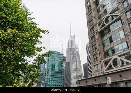 New York, NY - 1. Juni 2021: Blick auf die Skyline von Midtown vom Dach der neu gestalteten Bibliothek der Stavros Niarchos Foundation Stockfoto