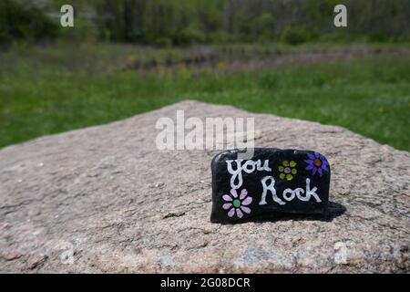 You Rock ermutigende Botschaft auf Freundlichkeit Stein auf großen Felsen platziert gemalt Stockfoto