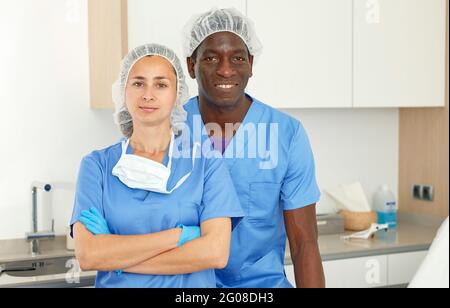 Kosmetikerinnen Frau und Mann in Uniform in der Klinik für ästhetische Kosmetologie Stockfoto