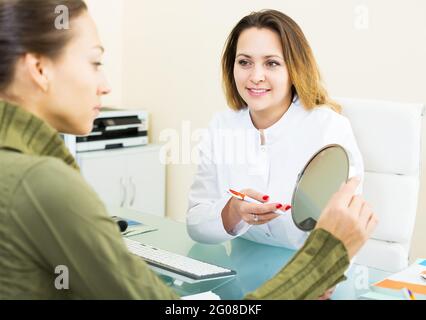 Beratung in der ästhetischen Medizin Zentrum Stockfoto