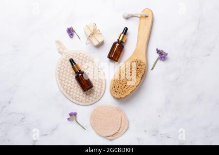 Natürliches Spa, Wellness-Komposition mit Naturprodukten und wiederverwendbaren Badezimmergeräten auf Marmorboden. Zero Waste Konzept - Bild Stockfoto