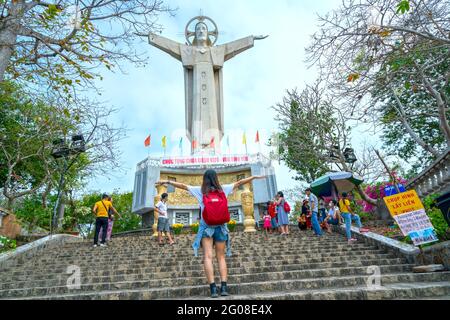 Die Statue von Jesus Christus, die auf dem Berg Tao Phung steht, lockt Pilger an, den beliebtesten Ort in Vung Tau, Vietnam, zu besuchen und anzubeten Stockfoto