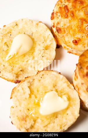 Frisch gebackene Scones gefüllt mit Mozzarella-Käse und getrockneten italienischen Kräutern. Stockfoto