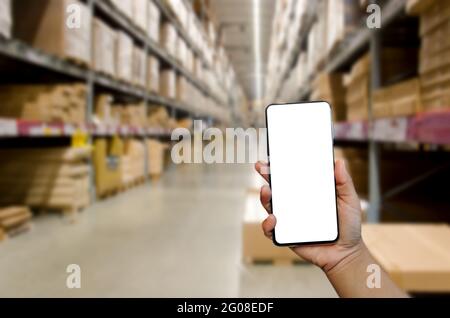 Hand halten Telefon Mockup Bild leeren Bildschirm für Werbetext im Lager oder Lager Hintergrund. Stockfoto