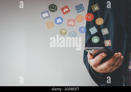 Mann mit Telefon Zahlung Online-Shopping und Netzwerk-Verbindung Symbol auf Hologramm virtuellen Bildschirm.Digital Marketing Sales Ideas online. Stockfoto