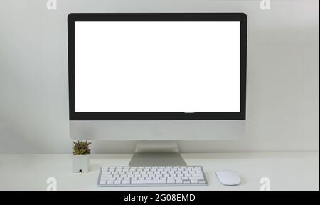 Computer-Desktop-Modell und Maus Cactus weißen leeren Bildschirm auf dem Tisch. Wird verwendet, um Text auf dem Computerbildschirm anzukündigen. Stockfoto