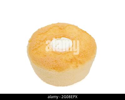 Chiffon Cake, eine Nahaufnahme von hausgemachtem Vanilleschwammkuchen mit Sahnebäckerei auf weißem Hintergrund. Stockfoto