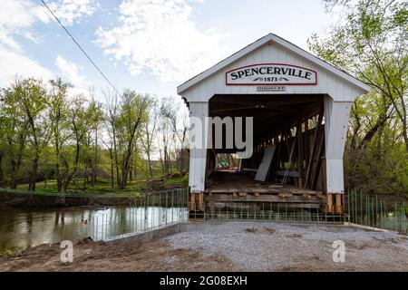 Der Eingang zur historischen, jetzt geschlossenen, Spencerville Covered Bridge in Spencerville, Indiana, USA. Stockfoto