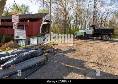 In Spencerville, Indiana, USA, befinden sich ein Muldenkipper und ein Generator in der Nähe der Spencerville Covered Bridge, die wegen Reparaturarbeiten geschlossen wurde. Stockfoto