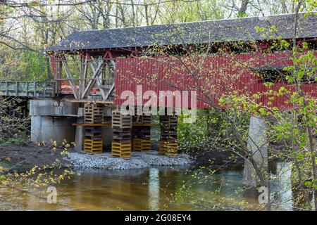 Die Spencerville Covered Bridge aus dem Jahr 1873, die zur Sanierung geschlossen wurde, überspannt den St. Joseph River in Spencerville, Indiana, USA. Stockfoto