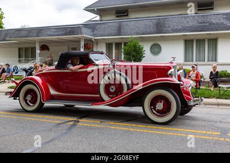 Während der Auburn Cord Duesenberg Festival Parade 2019 führt ein roter Auburn Speedster Boattail Roadster durch Auburn, Indiana. Stockfoto