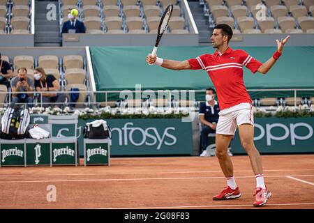 (210602) -- PARIS, 2. Juni 2021(Xinhua) -- Novak Djokovic aus Serbien spielt beim French Open Tennisturnier in Roland Garros in Paris, Frankreich, am 1. Juni 2021 einen Ball im ersten Spiel gegen Tennys Sandgren aus den USA. (Foto von Aurelien Morissard/Xinhua) Stockfoto