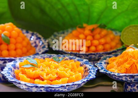 Nahaufnahme von künstlichen thailändischen Desserts, Set Thai Süßfleisch Dessert aus Ei und Zucker. Stockfoto