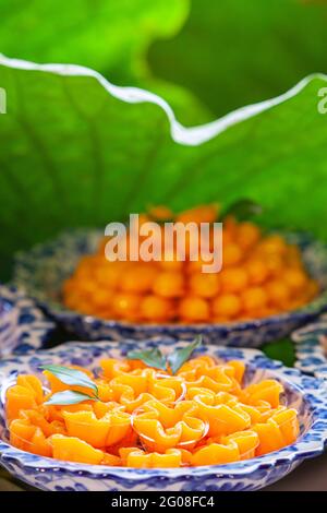 Nahaufnahme von künstlichen thailändischen Desserts, Set Thai Süßfleisch Dessert aus Ei und Zucker. Stockfoto