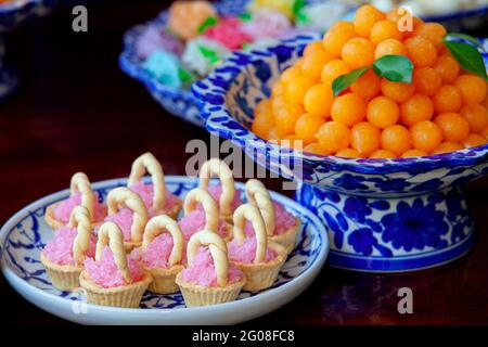 Nahaufnahme von künstlichen thailändischen Desserts, Set Thai Süßfleisch Dessert aus Ei und Zucker. Stockfoto