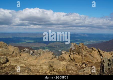 Blick auf das Shenandoah-Tal vom felsigen Gipfel des Hawksbill Trail Stockfoto